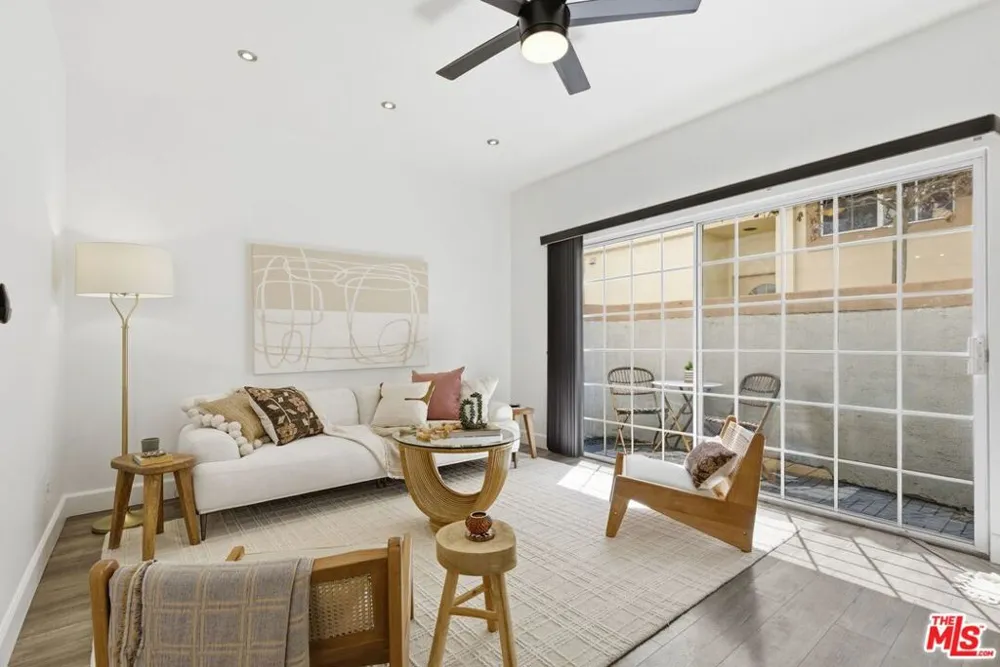 11110 Camarillo Street #122 Toluca Lake, CA 91602
