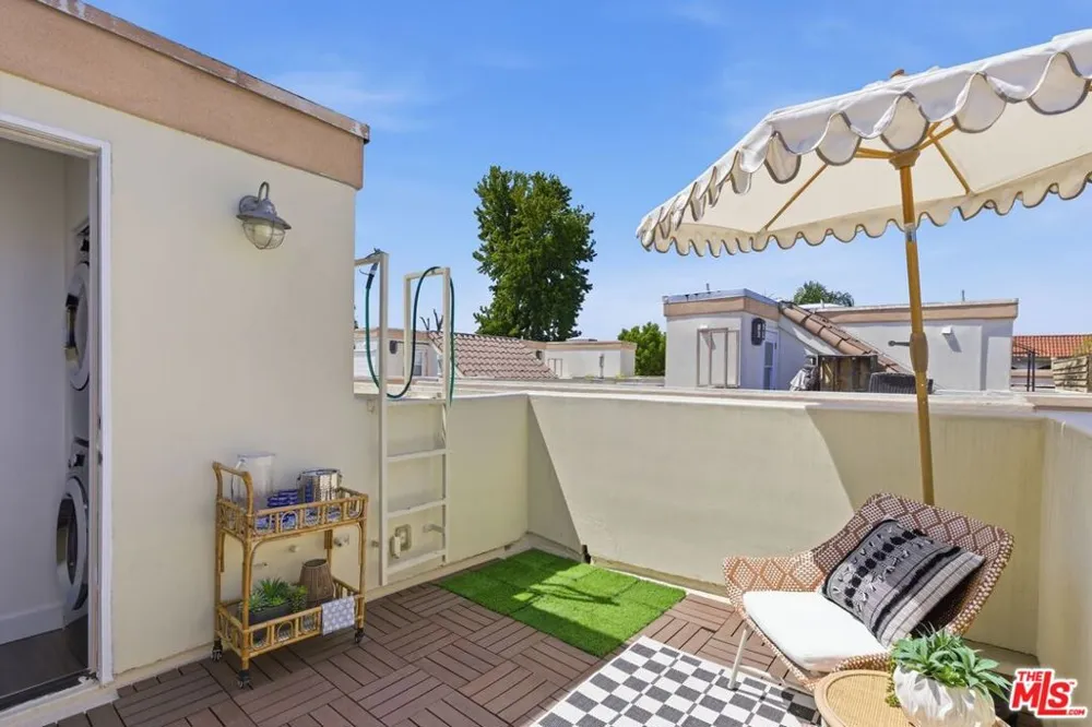 11110 Camarillo Street #122 Toluca Lake, CA 91602