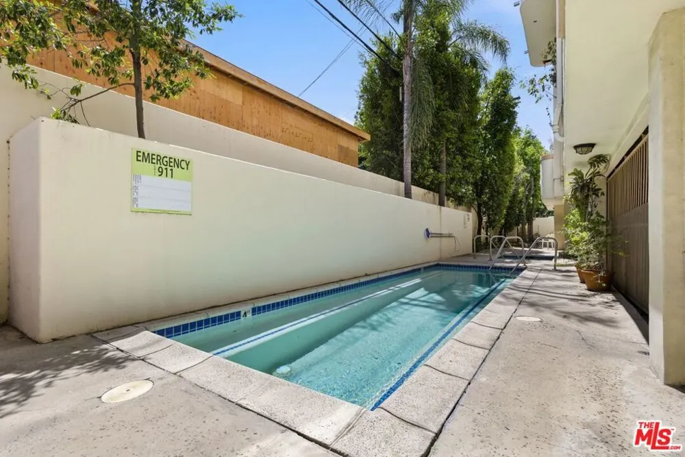 11110 Camarillo Street #122 Toluca Lake, CA 91602