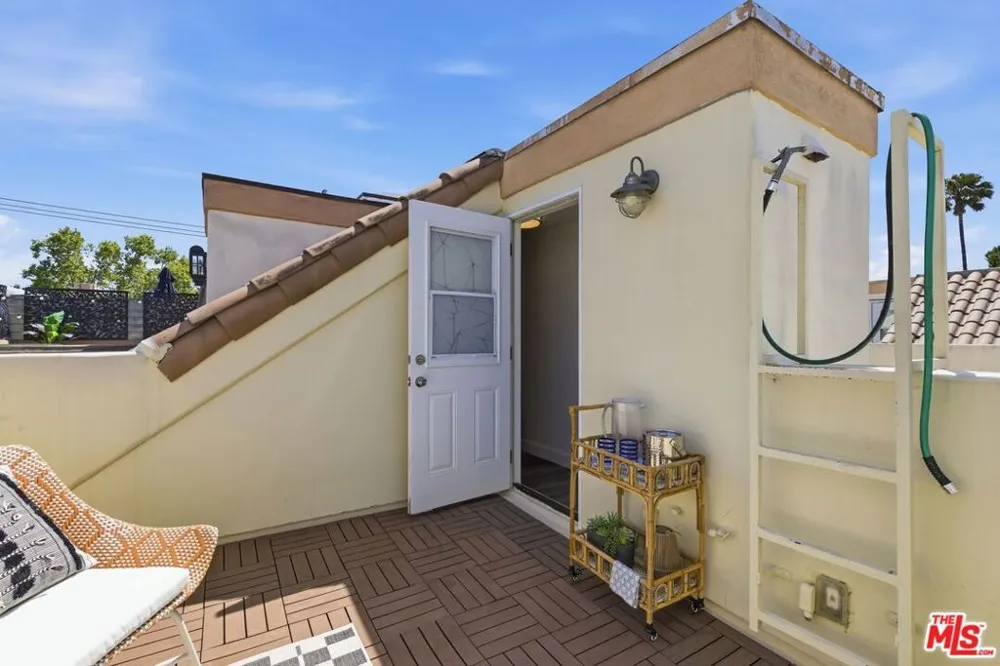 11110 Camarillo Street #122 Toluca Lake, CA 91602