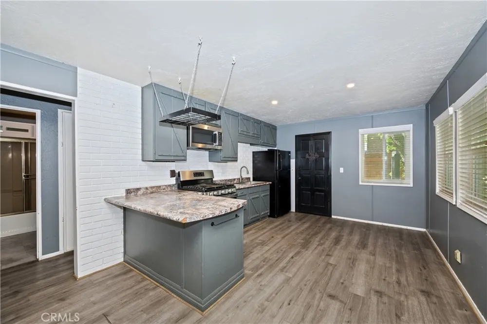 853 Los Angeles Sugarloaf, CA 92386
