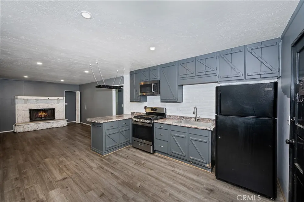 853 Los Angeles Sugarloaf, CA 92386