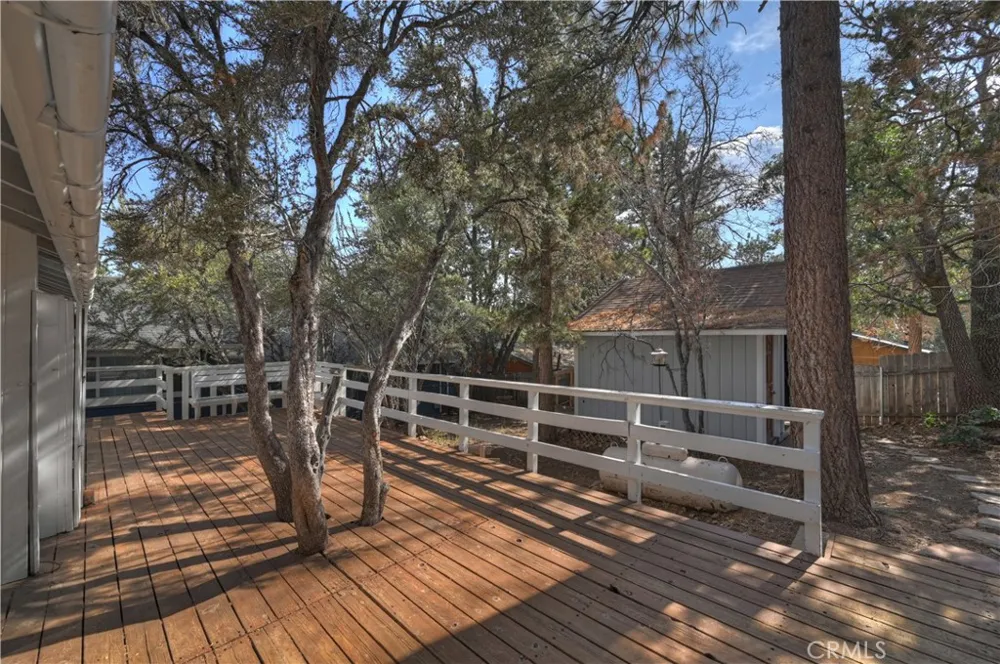 853 Los Angeles Sugarloaf, CA 92386