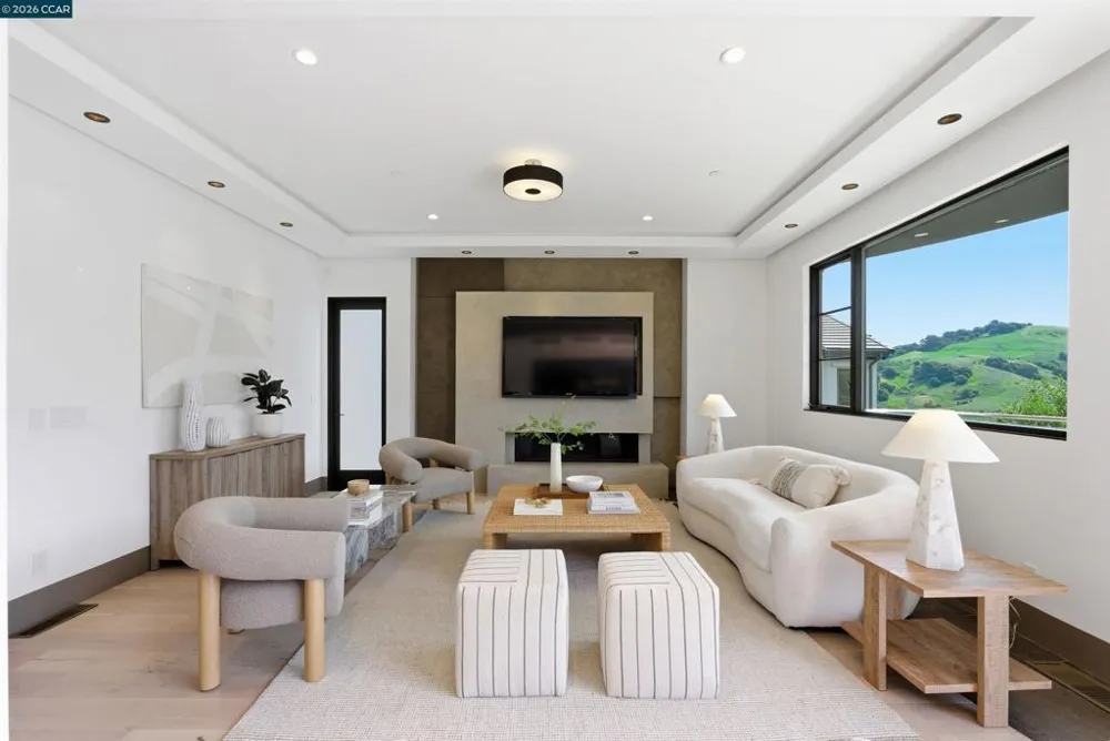 11 Bigleaf Road Orinda, CA 94563