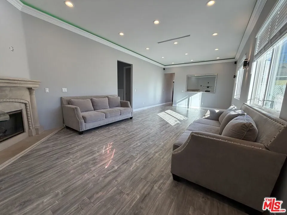 10006 Samoa Avenue Tujunga, CA 91042