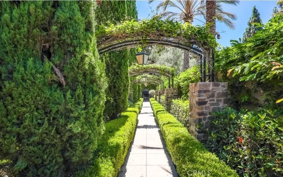 46 Arborside Irvine, CA 92603