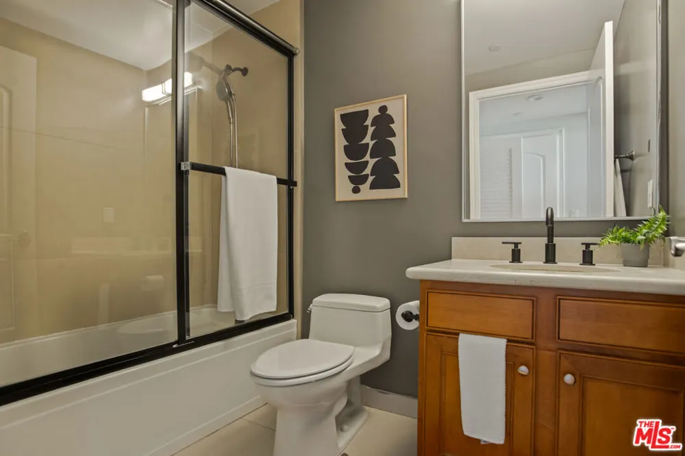 837 Hudson Avenue #402 Los Angeles, CA 90038