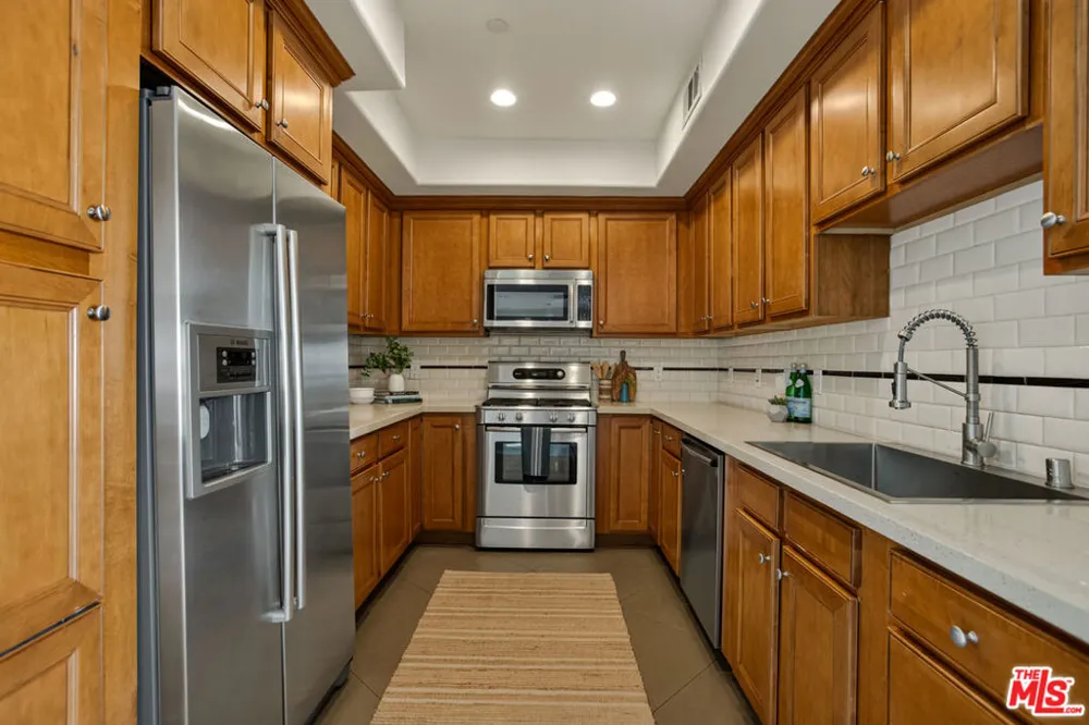 837 Hudson Avenue #402 Los Angeles, CA 90038