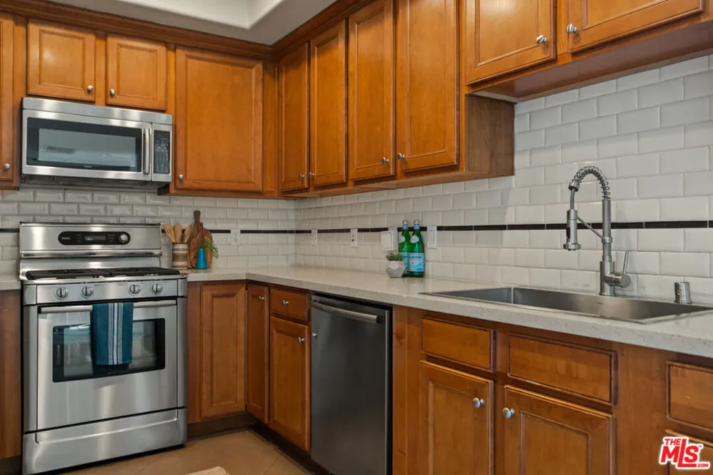 837 Hudson Avenue #402 Los Angeles, CA 90038