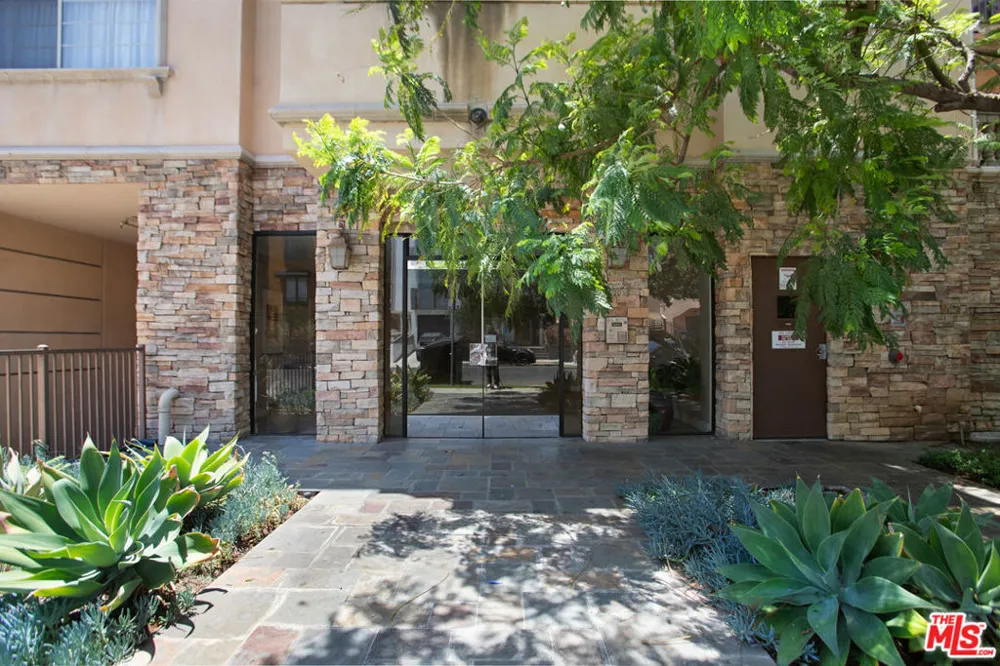 837 Hudson Avenue #402 Los Angeles, CA 90038