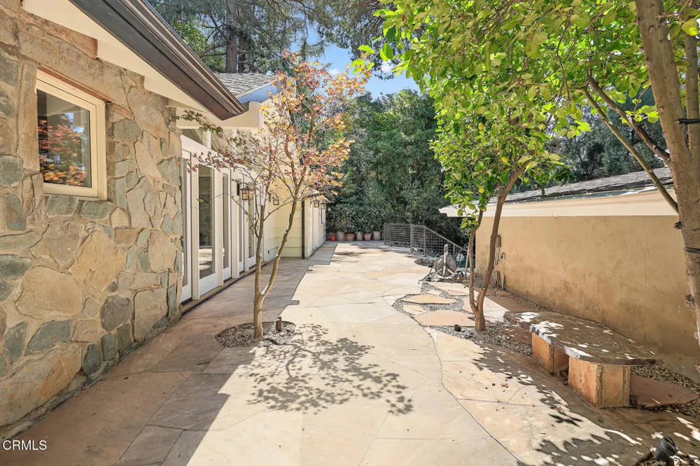 5220 Palm Drive La Canada Flintridge, CA 91011