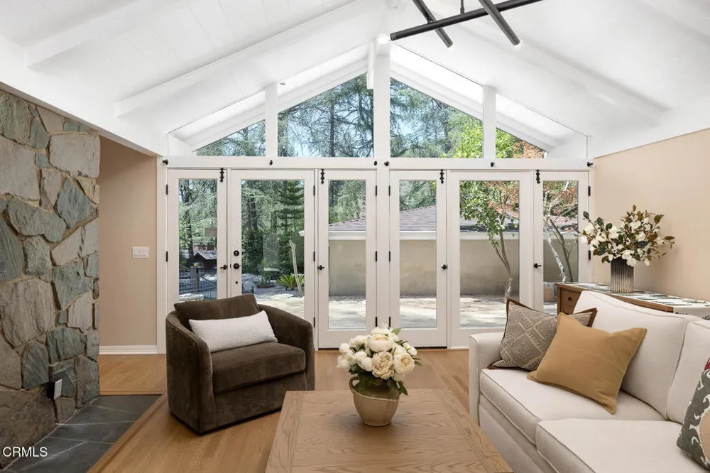 5220 Palm Drive La Canada Flintridge, CA 91011