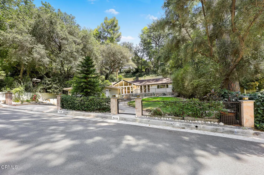 5220 Palm Drive La Canada Flintridge, CA 91011
