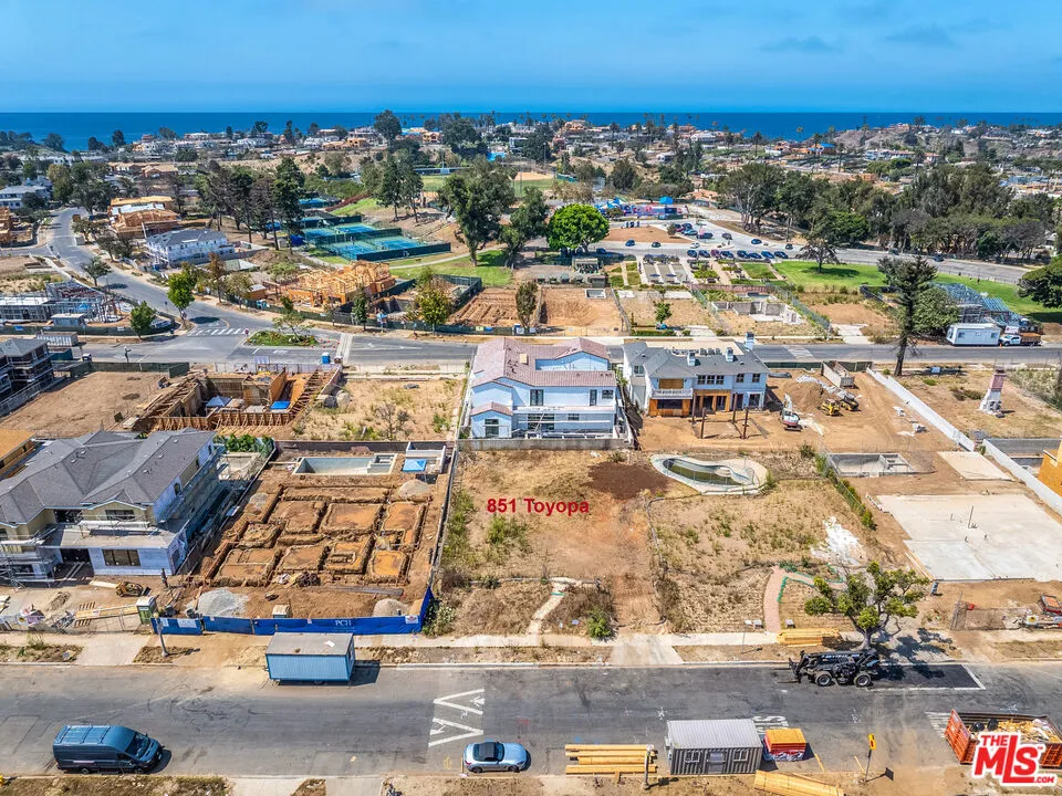 851 Toyopa Drive Los Angeles, CA 90272