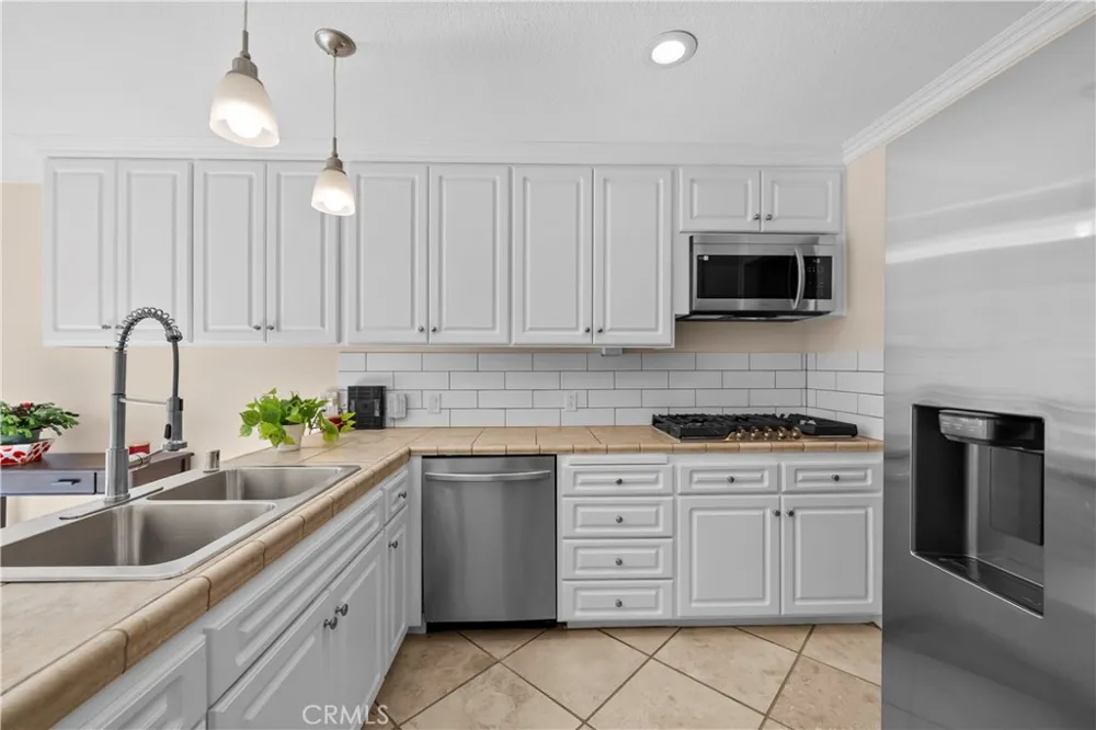 26830 Avenue Of The Oaks #C Newhall, CA 91321