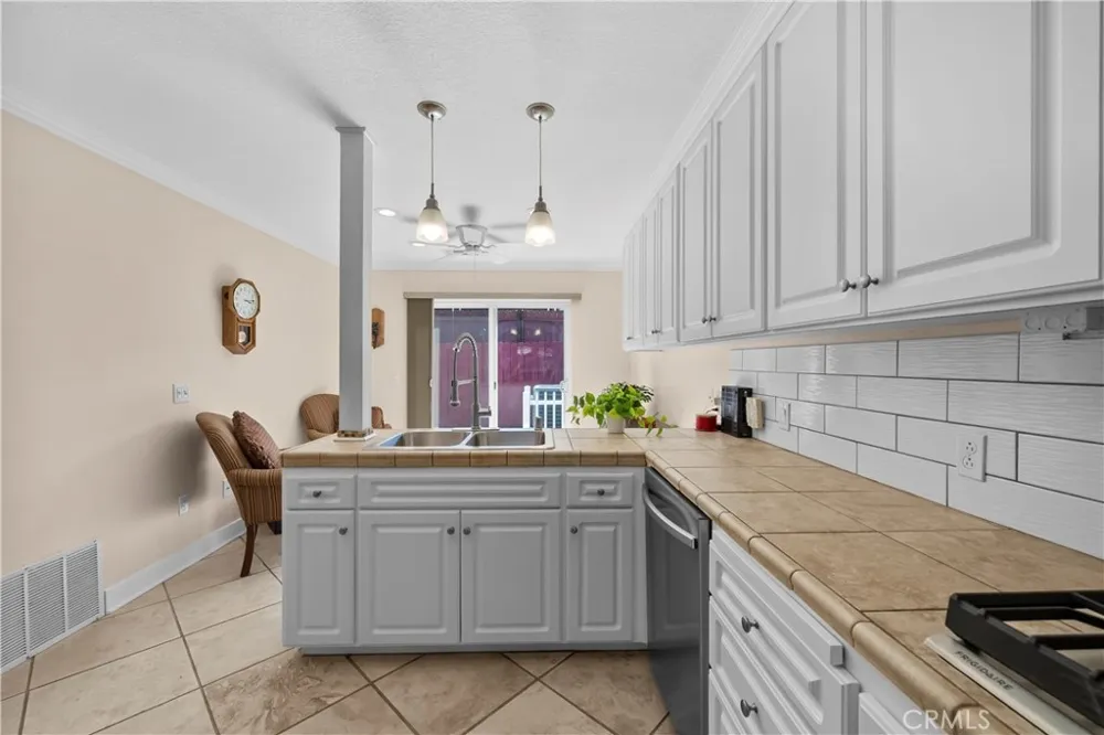 26830 Avenue Of The Oaks #C Newhall, CA 91321