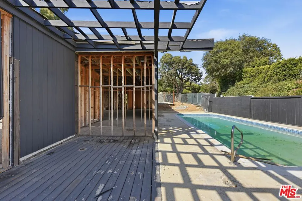 1545 Umeo Road Los Angeles, CA 90272