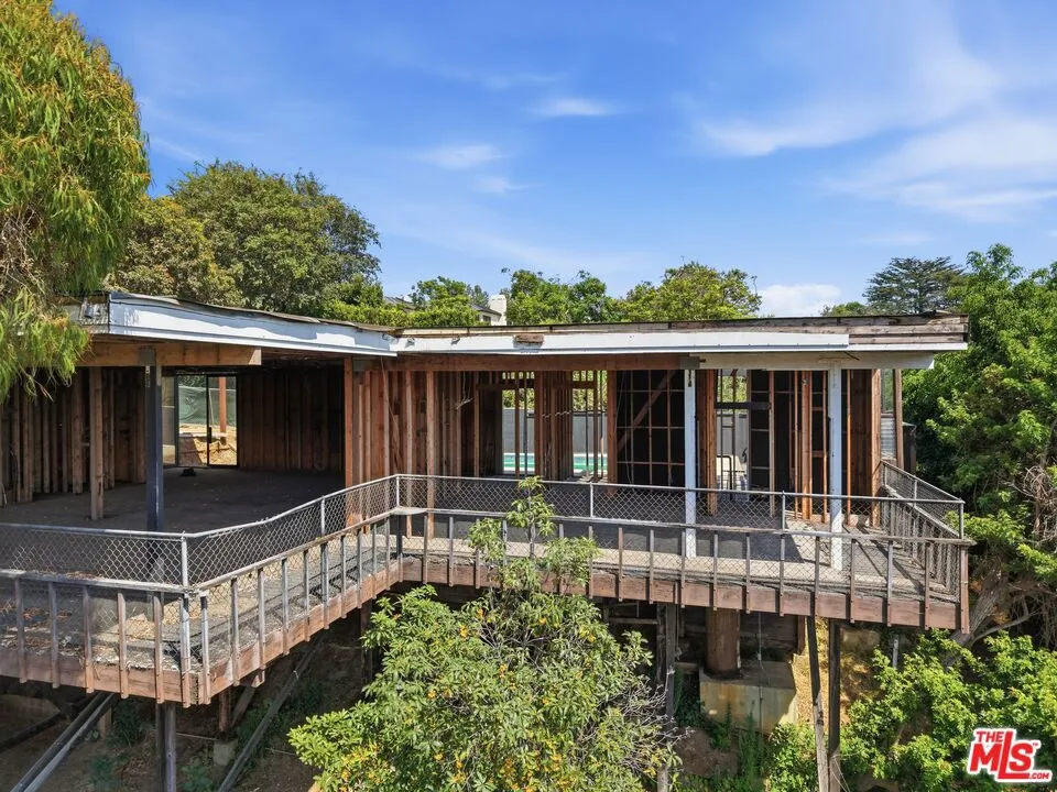 1545 Umeo Road Los Angeles, CA 90272