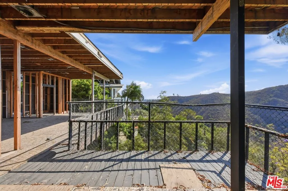 1545 Umeo Road Los Angeles, CA 90272