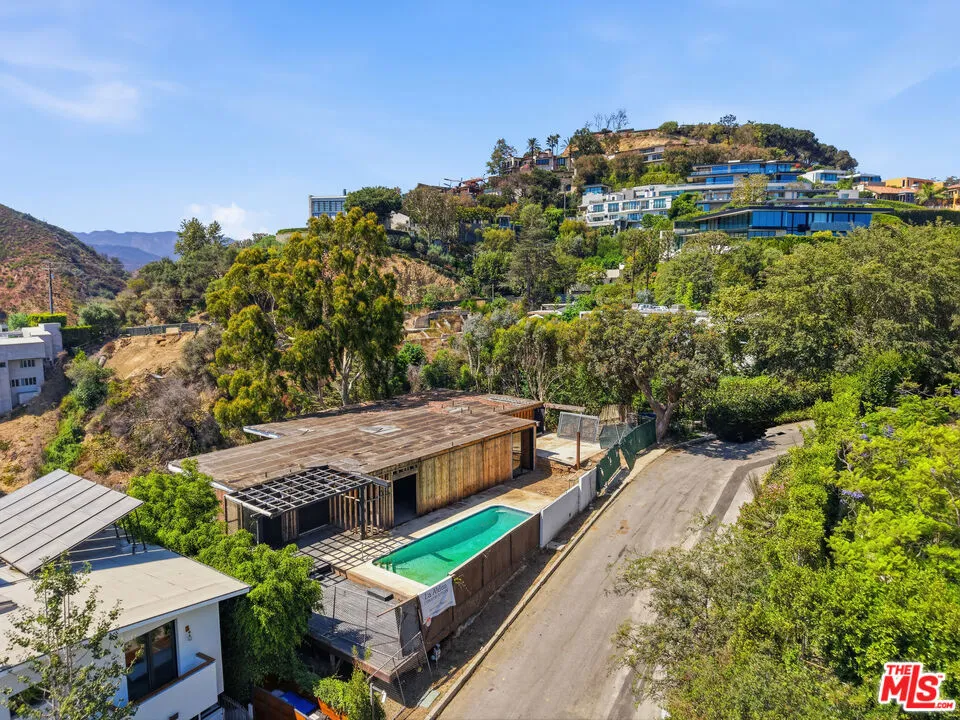 1545 Umeo Road Los Angeles, CA 90272