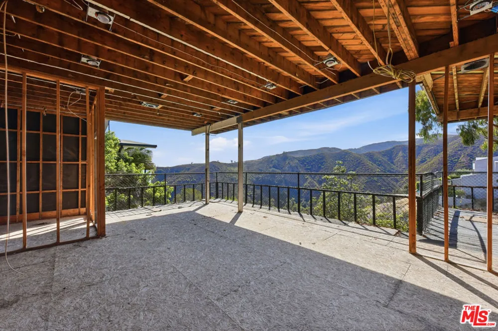 1545 Umeo Road Los Angeles, CA 90272