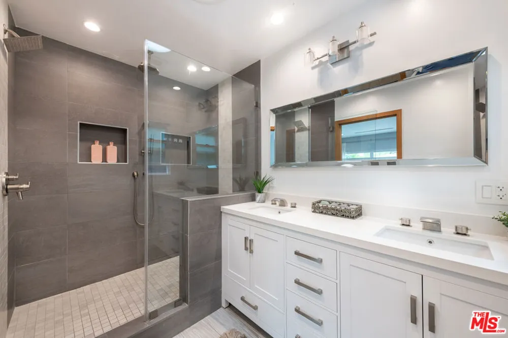 4629 Cerro Verde Place Tarzana, CA 91356