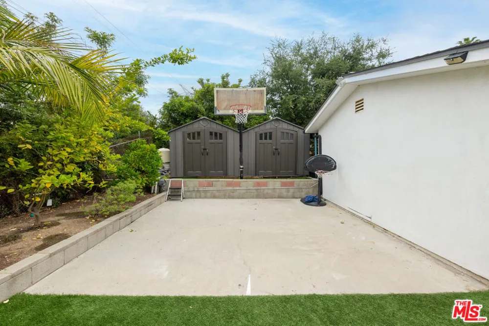4629 Cerro Verde Place Tarzana, CA 91356