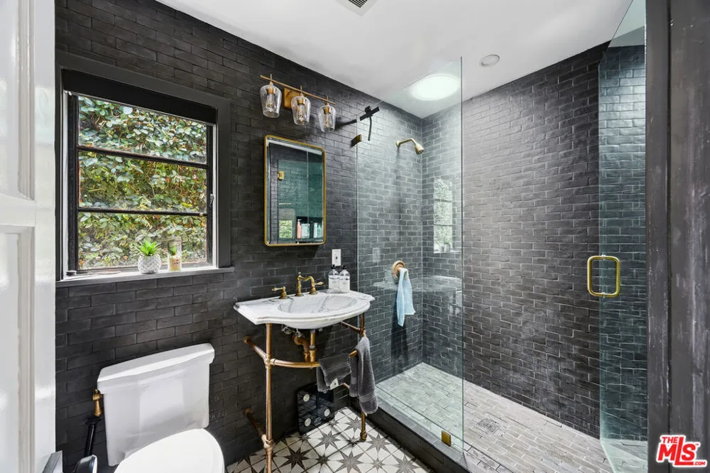 526 Victoria Avenue Los Angeles, CA 90291