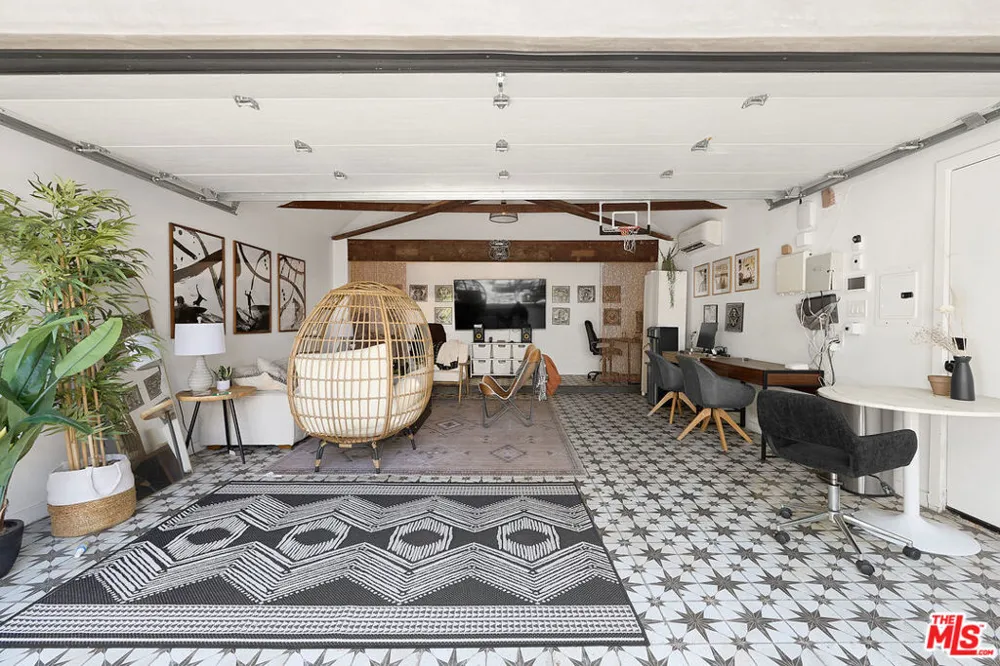 526 Victoria Avenue Los Angeles, CA 90291
