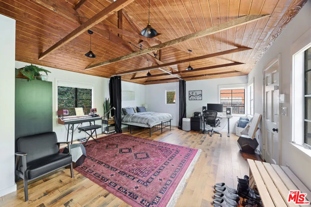 526 Victoria Avenue Los Angeles, CA 90291
