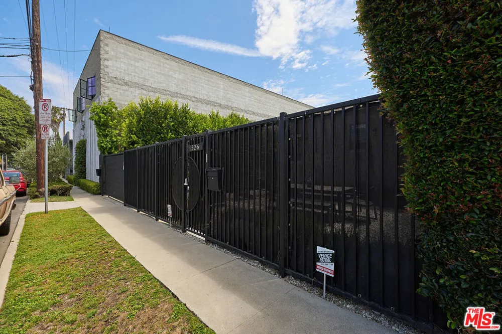 526 Victoria Avenue Los Angeles, CA 90291
