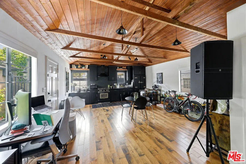 526 Victoria Avenue Los Angeles, CA 90291