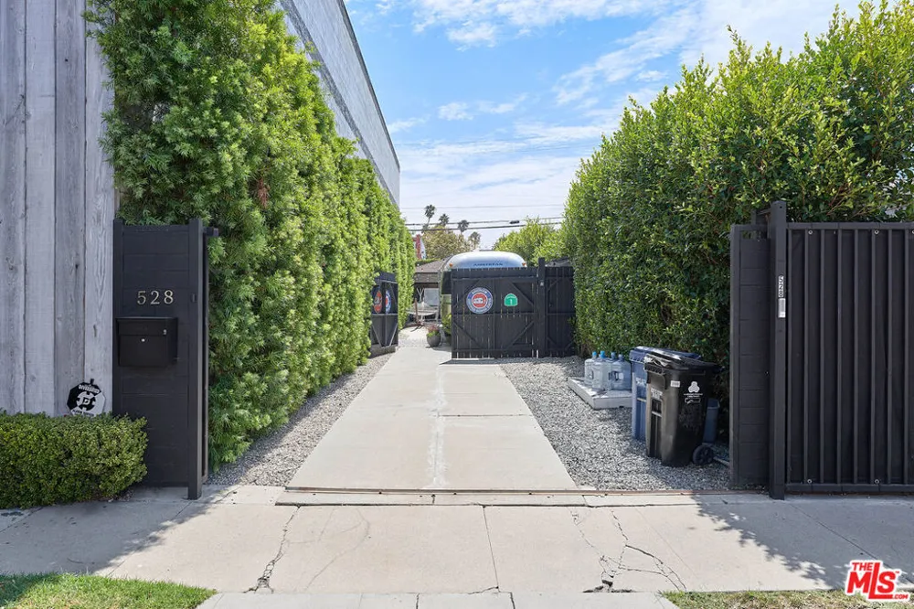 526 Victoria Avenue Los Angeles, CA 90291