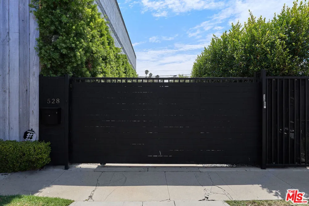 526 Victoria Avenue Los Angeles, CA 90291