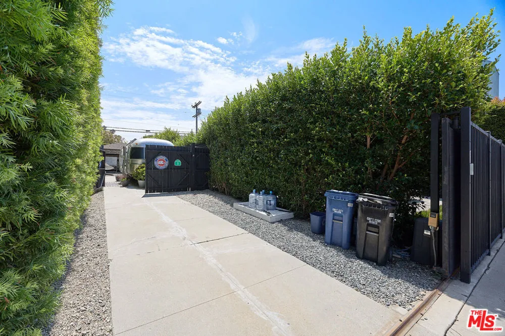 526 Victoria Avenue Los Angeles, CA 90291