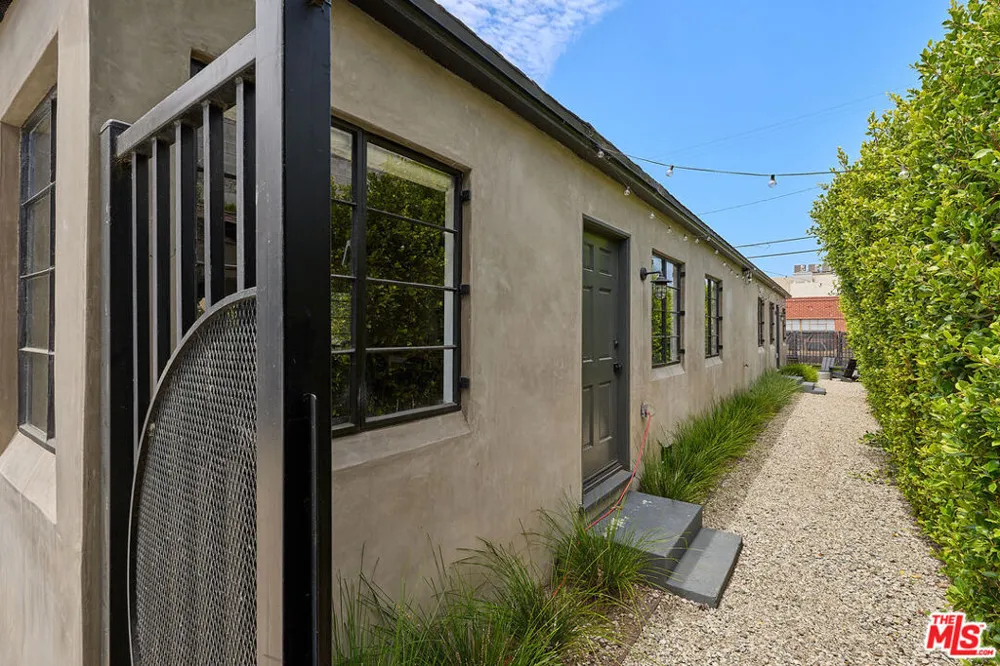526 Victoria Avenue Los Angeles, CA 90291