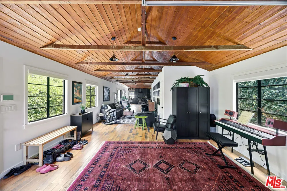 526 Victoria Avenue Los Angeles, CA 90291
