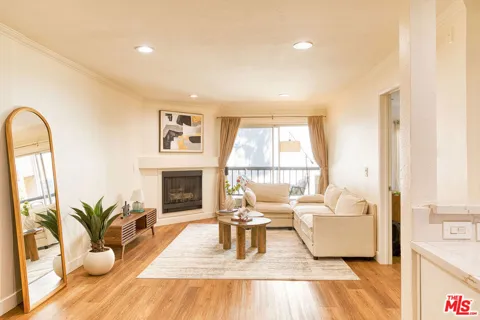 5510 Owensmouth Avenue #218