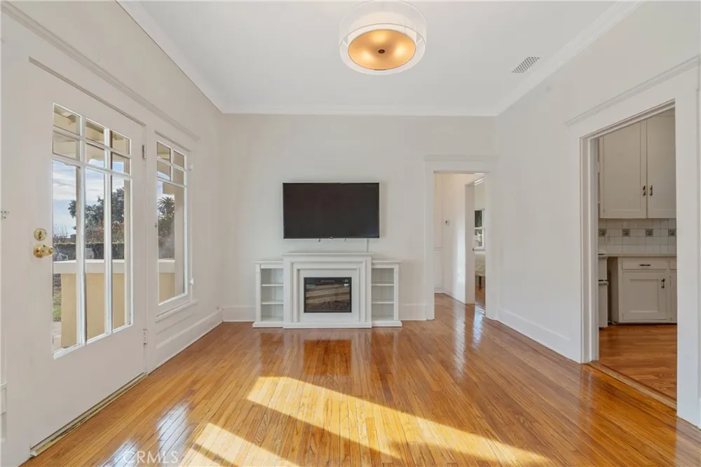 1325 E Altadena Altadena, CA 91001