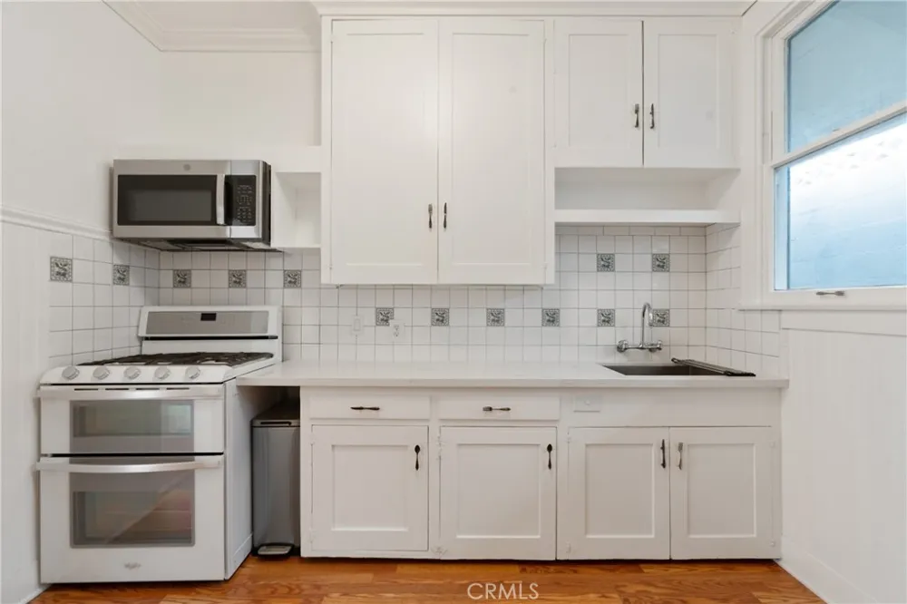 1325 E Altadena Altadena, CA 91001