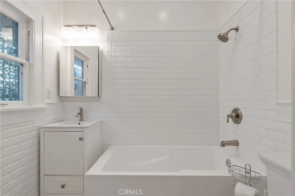 1325 E Altadena Altadena, CA 91001