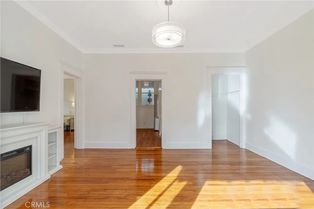1325 E Altadena Altadena, CA 91001