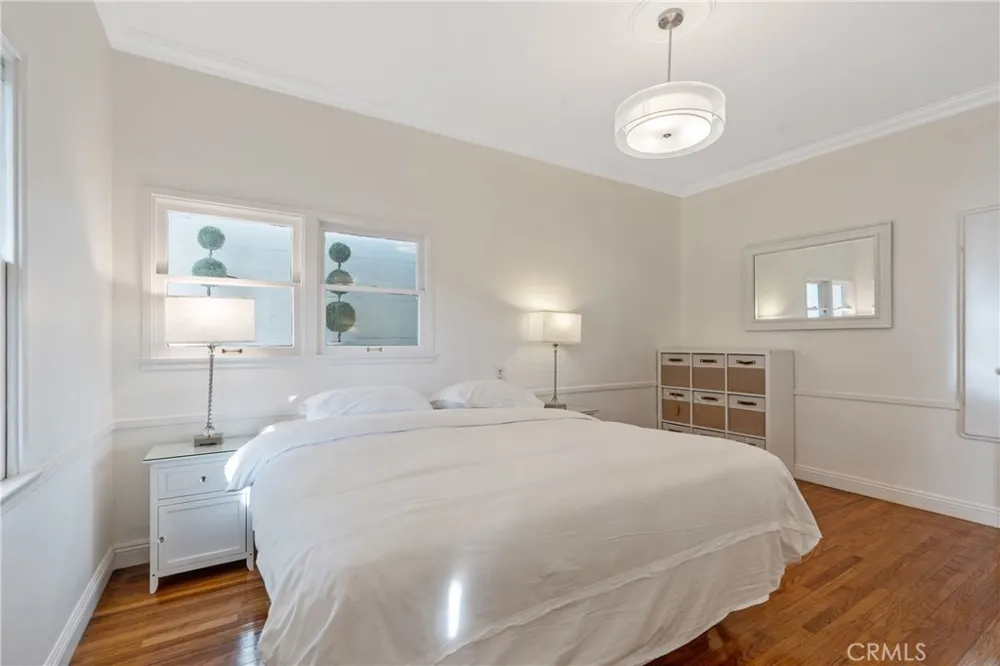 1325 E Altadena Altadena, CA 91001