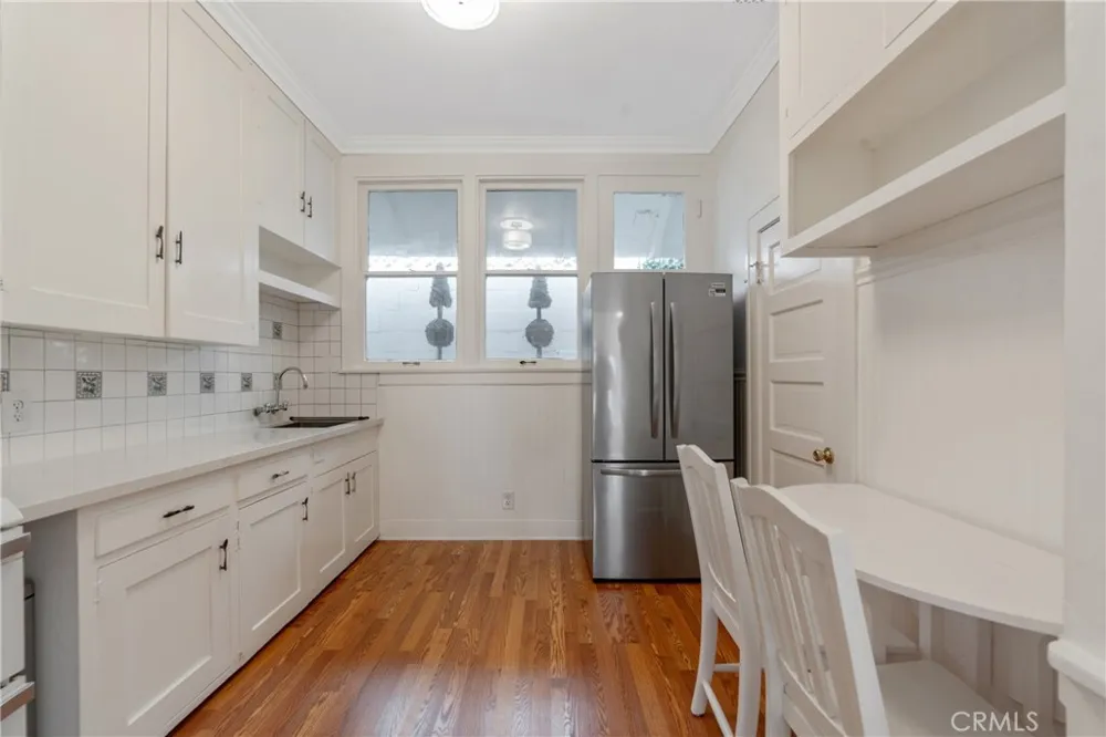 1325 E Altadena Altadena, CA 91001