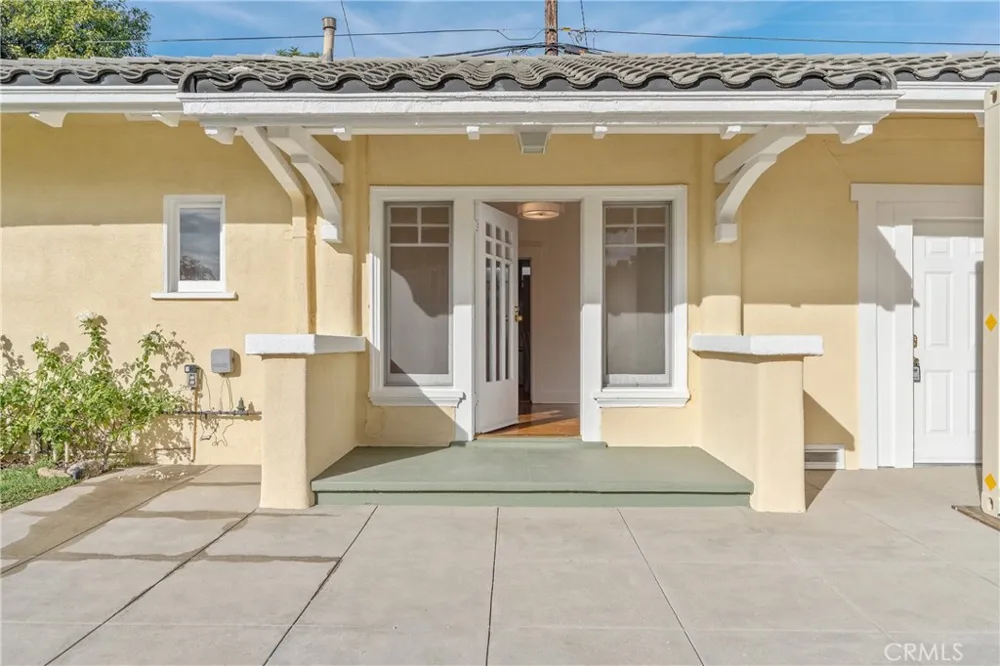 1325 E Altadena Altadena, CA 91001