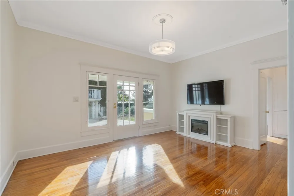 1325 E Altadena Altadena, CA 91001
