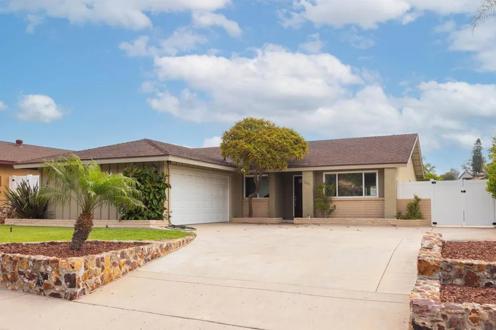 2421 S Barcelona Spring Valley, CA 91977