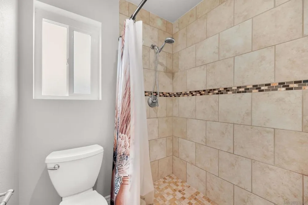 2421 S Barcelona Spring Valley, CA 91977