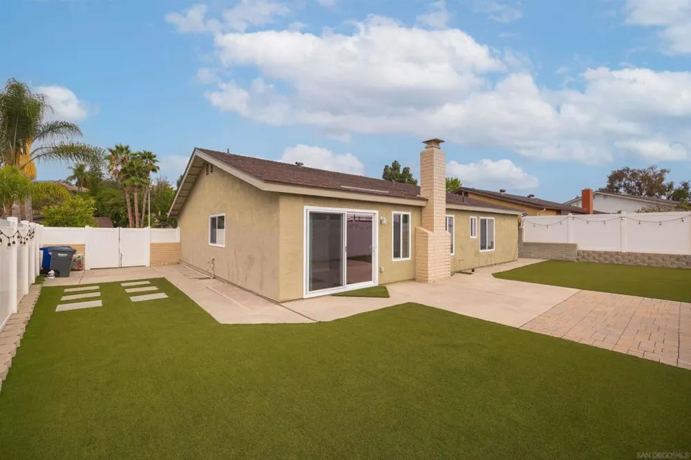 2421 S Barcelona Spring Valley, CA 91977