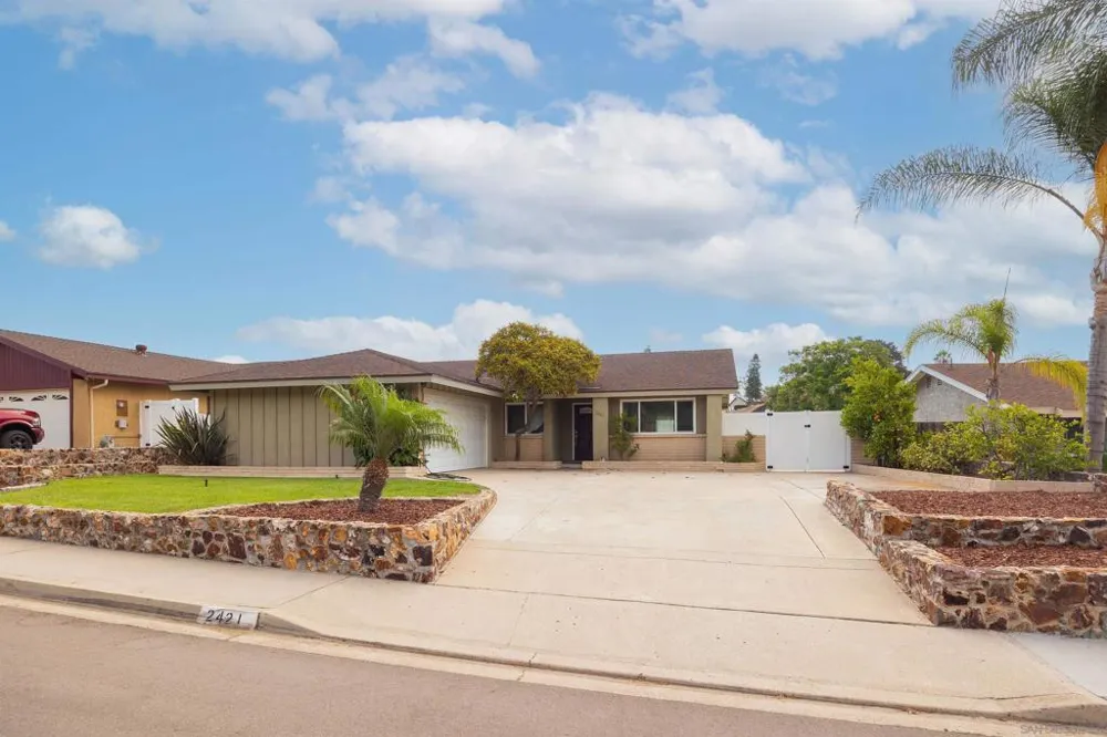 2421 S Barcelona Spring Valley, CA 91977